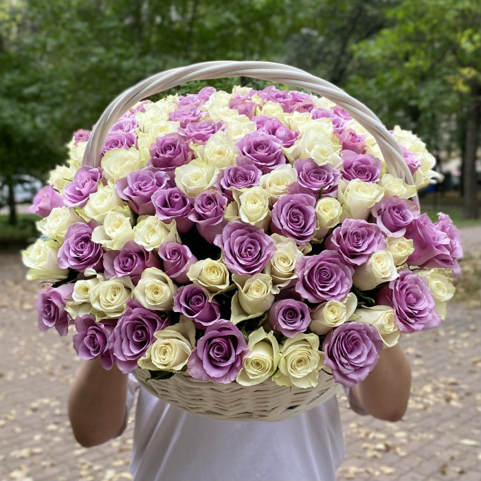 101 белая и сиреневая роза в корзине